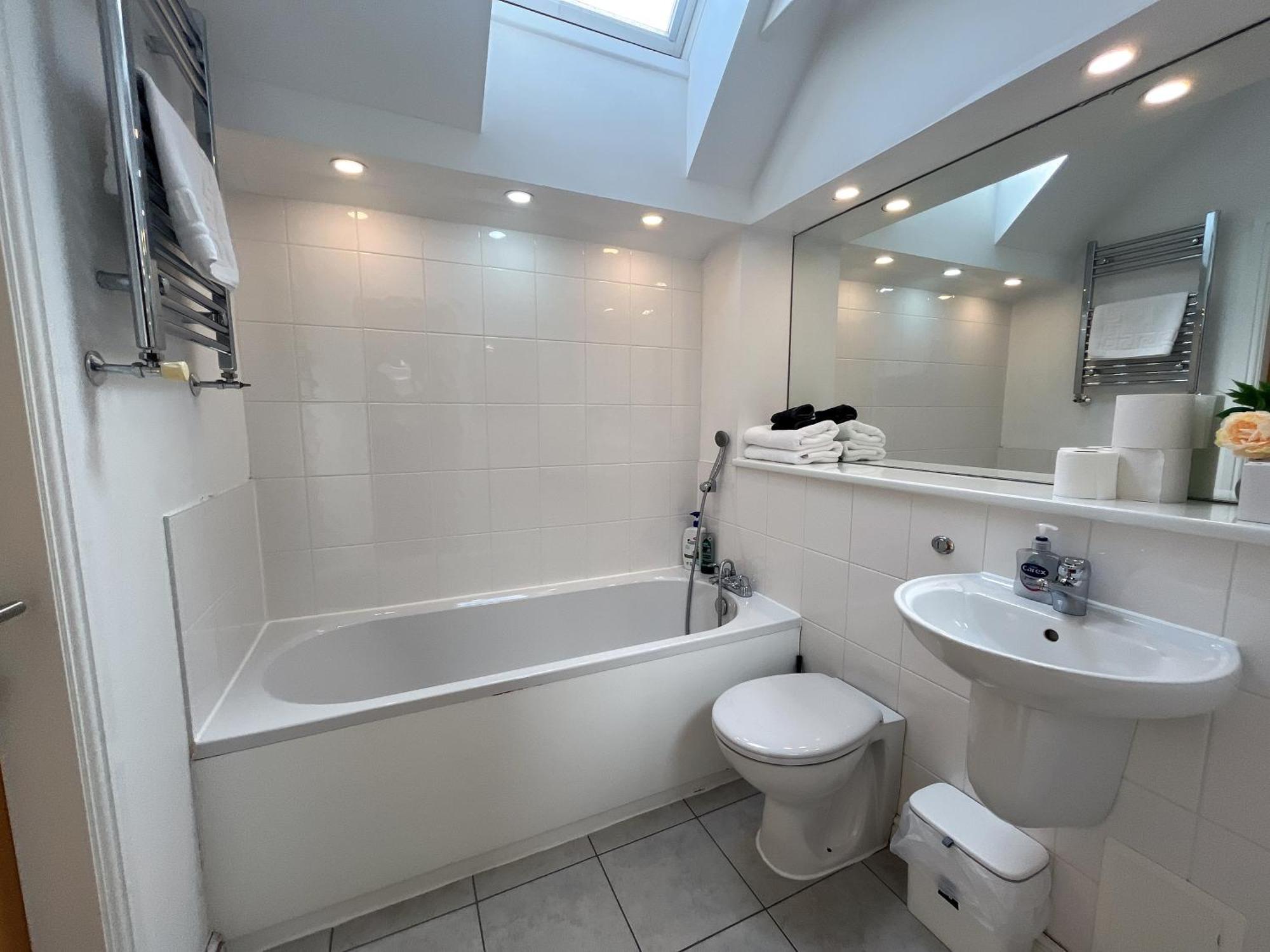 Private Parking 2 Bed 2 Bath Appartement *
